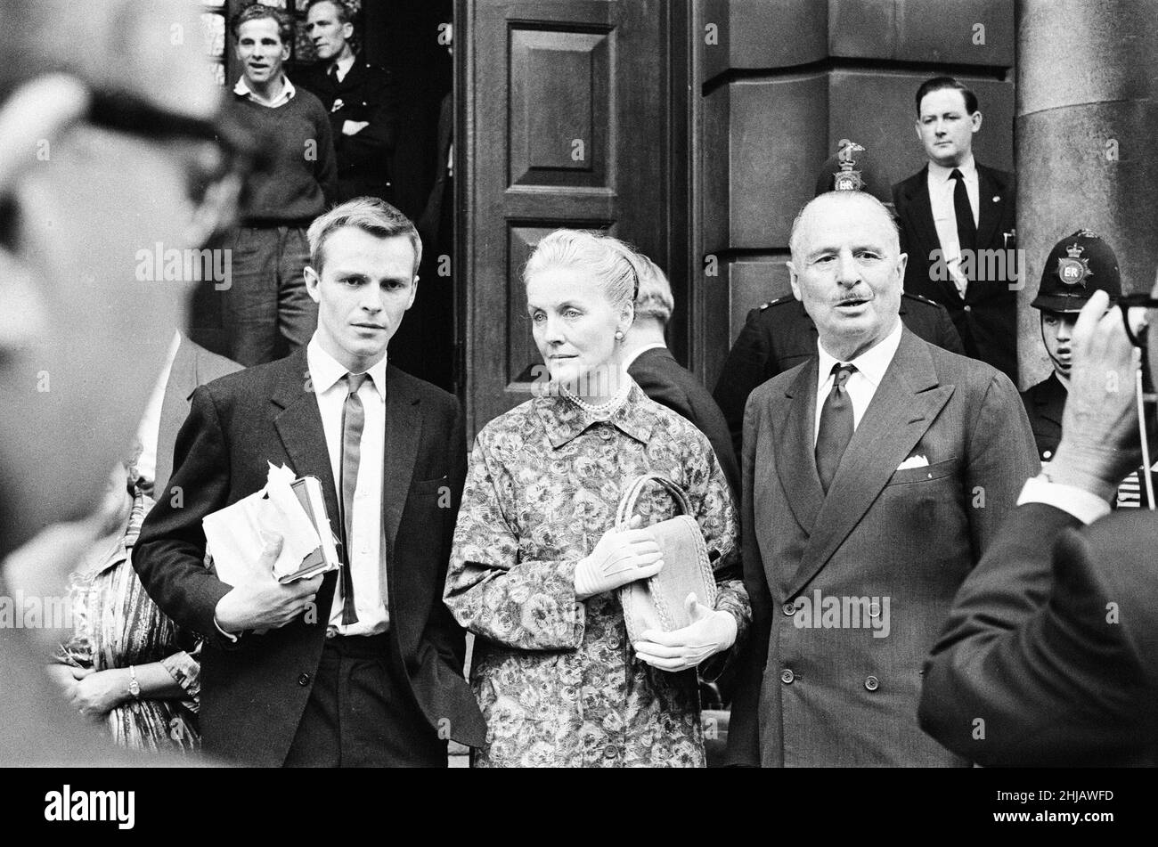 Familie Mosley vor dem Amtsgericht der Old Street, London, Mittwoch, 1st. August 1962. Max Mosley wurde während der gestrigen Kundgebung der Union Movement in der Ridley Road, East End London, des drohenden Verhaltens beschuldigt, er plädierte auf nicht schuldig. Eine große Menschenmenge hatte sich versammelt, um eine Kundgebung des ehemaligen faschistischen Führers Sir Oswald Mosley und seiner antisemitischen Blackshirt-Gruppe, die eine Kundgebung im Londoner East End geplant hatte, zu stören. Mosley und seine Gruppe wurden angegriffen und zu Boden geschlagen, sobald sein Treffen in der Ridley Road, Dalston, eröffnet wurde. Die Polizei schloss das Treffen innerhalb der ersten drei Minuten und ma Stockfoto
