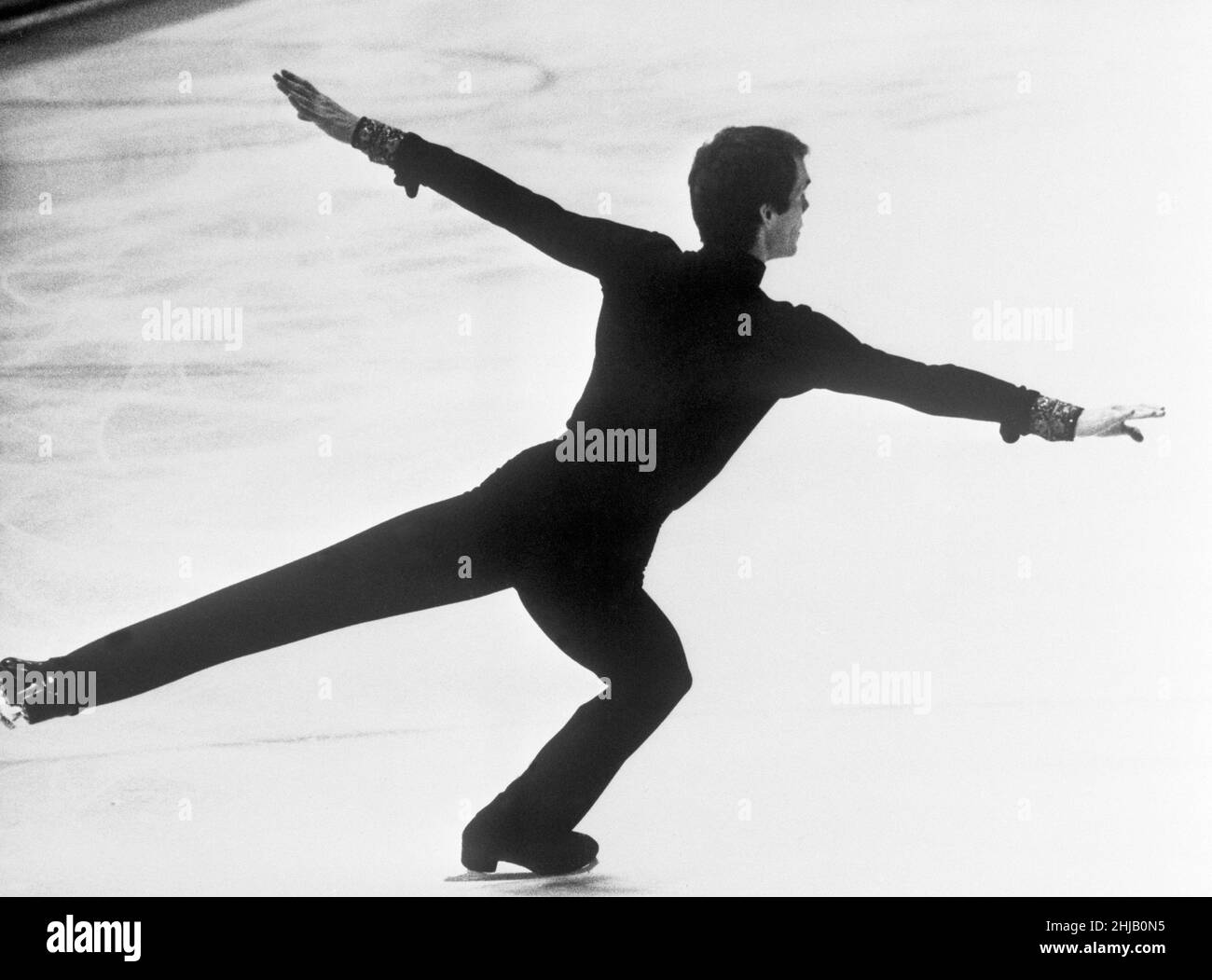 Datei-Foto vom 31-01-1975 der britischen John Curry-Schlittschuhe im Herrenfinale. 1976 stand er auf dem Höhepunkt seiner Karriere und führte drei Dreifachsprünge durch, um Großbritanniens ersten männlichen Eiskunstlauf-Goldmedaillengewinnerin gegen seinen großen Rivalen, Wladimir Kowaljow aus Russland, zu werden. Im selben Jahr gewann auch die Auszeichnung „World“ und „European“, bevor sie abrupt zum Profi wurde. Ausgabedatum: Freitag, 28. Januar 2022. Stockfoto