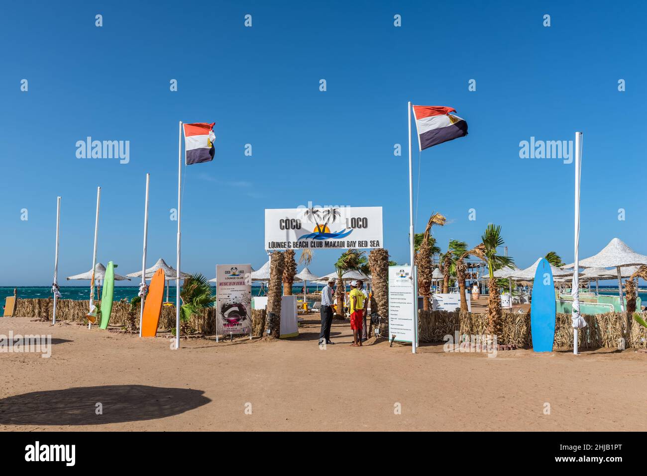 Hurghada, Ägypten - 03. Juni 2021: Blick auf die Coco Loco Lounge und den Beach Club Makadi in der Makadi Bay, einer von Ägyptens wunderschönen Riviera am Roten Meer. Stockfoto