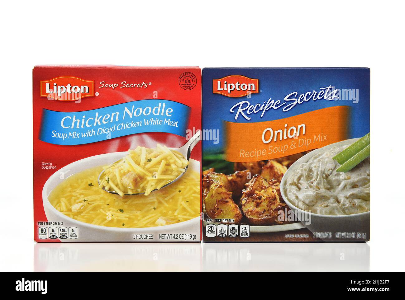 IRVINE, KALIFORNIEN - 27. JAN 2022: Eine Schachtel mit Lipton Chicken Noodle Soup Mix und Zwiebelsuppe und Dip Mix. Stockfoto