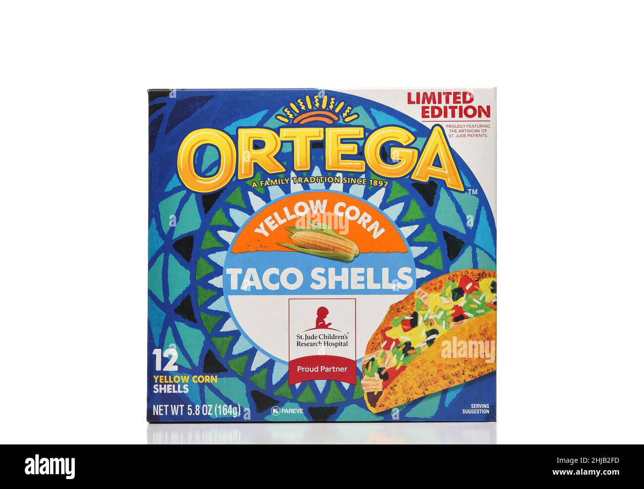 IRVINE, KALIFORNIEN - 27. JAN 2022: Eine Packung Ortega Yellow Corn Taco Schalen. Stockfoto