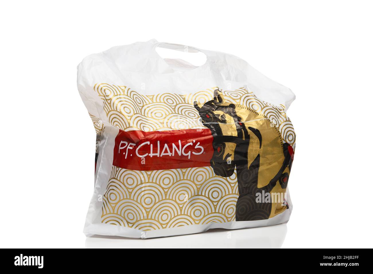 IRVINE, KALIFORNIEN - 27. JANUAR 2022: P. F. Changs China Bistro Take-Out Bag. Stockfoto