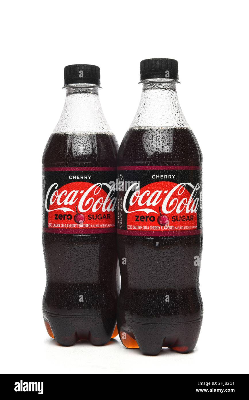 IRVINE, KALIFORNIEN - 27. JANUAR 2022: Zwei Flaschen Cherry Coca-Cola Zero Sugar Soda. Stockfoto