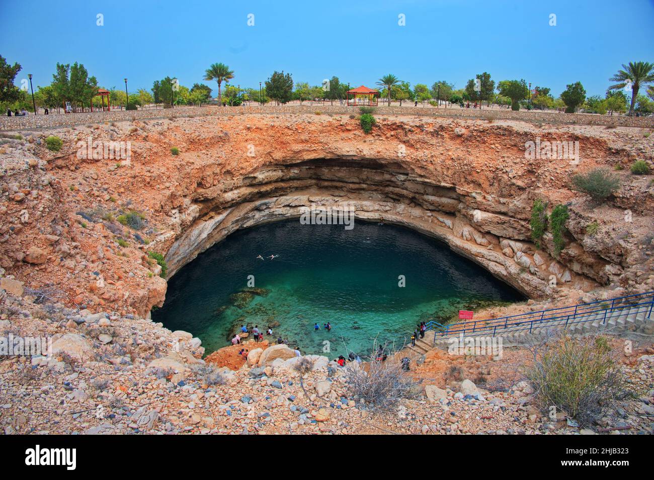 Klares türkisfarbenes Wasser in der Bimmah-Sinkhole im Oman Stockfoto