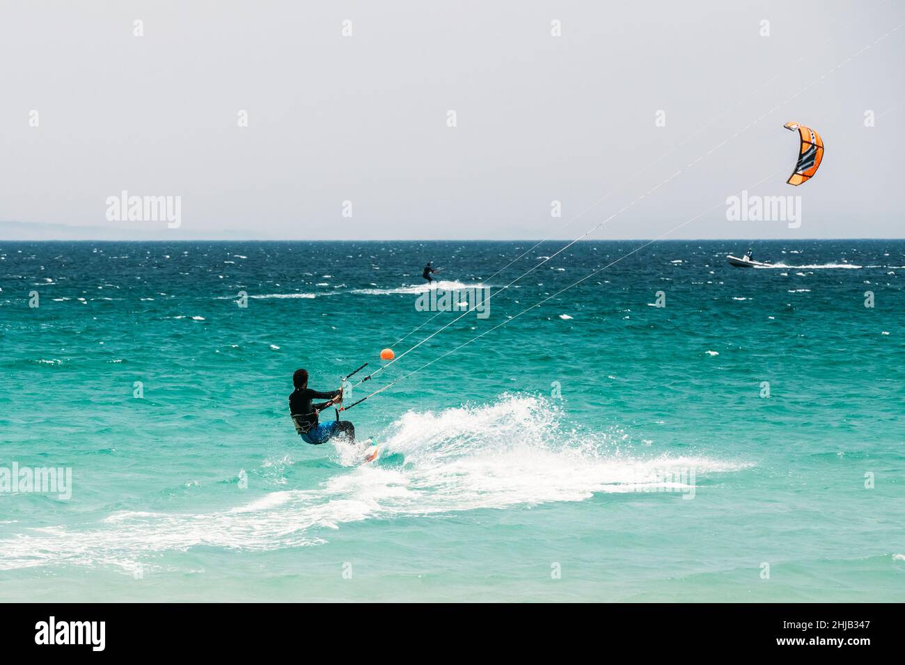 Kitesurfen in Tarifa, Spanien. Tarifa ist der beliebteste Ort in Spanien für Kitesurfen Stockfoto