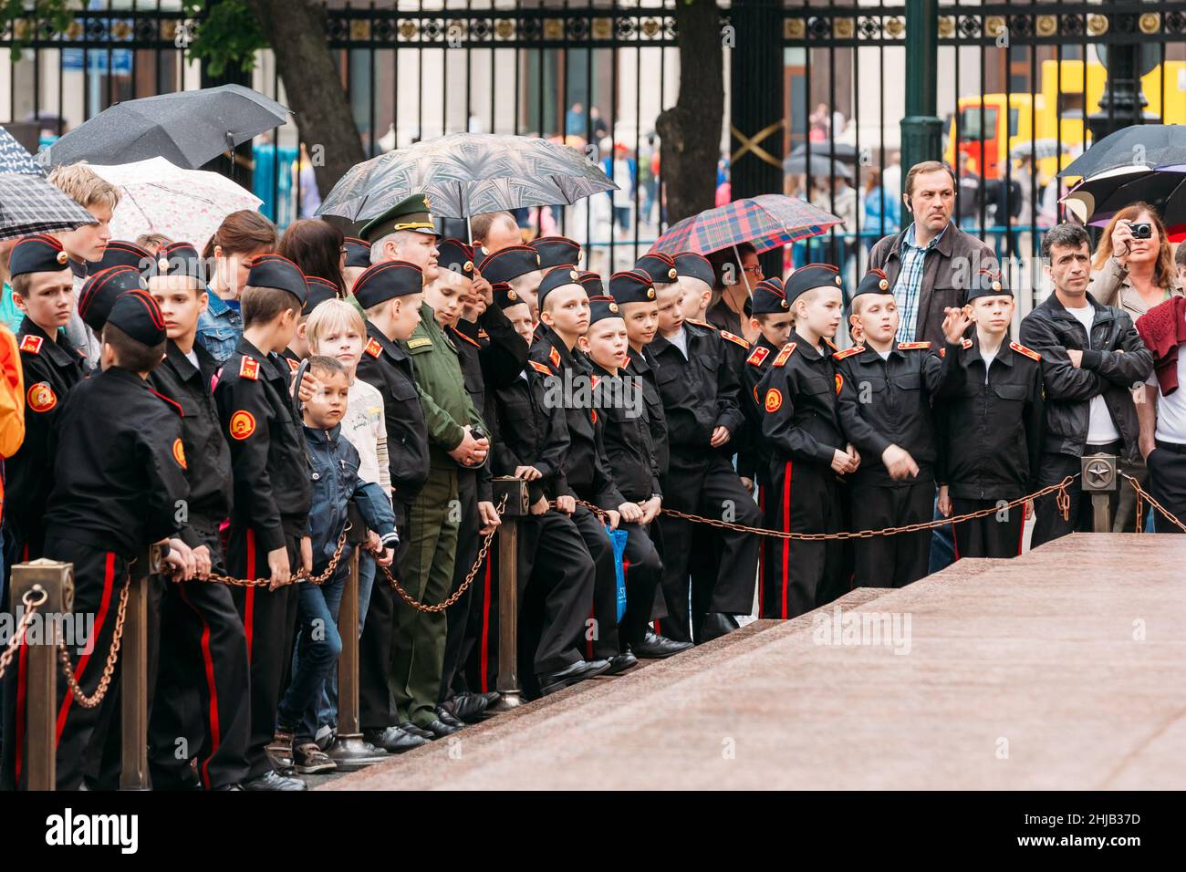 Die Kadetten der Suworow-Militärschule erwarteten einen Wechsel des Ehrengarders bei der Ewigen Flamme in Moskau am Grab des unbekannten Soldaten (Postnummer 1 Stockfoto