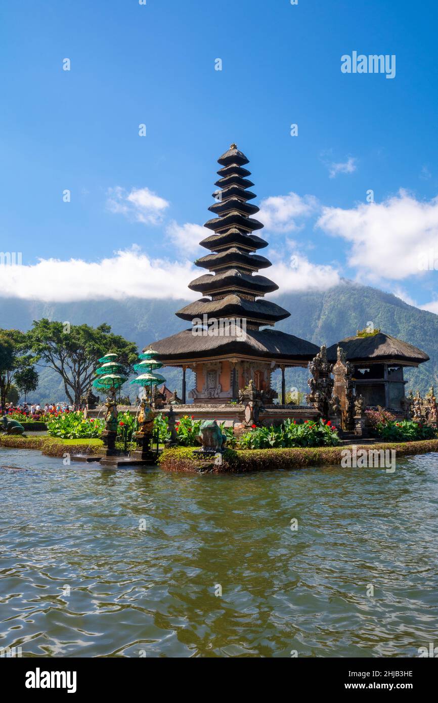 Der Bali Wassertempel am Bratan See ist der schönste Tempel in Bali, Indonesien. Der Pura Ulun Danu Beratan Tempel liegt am See. Stockfoto