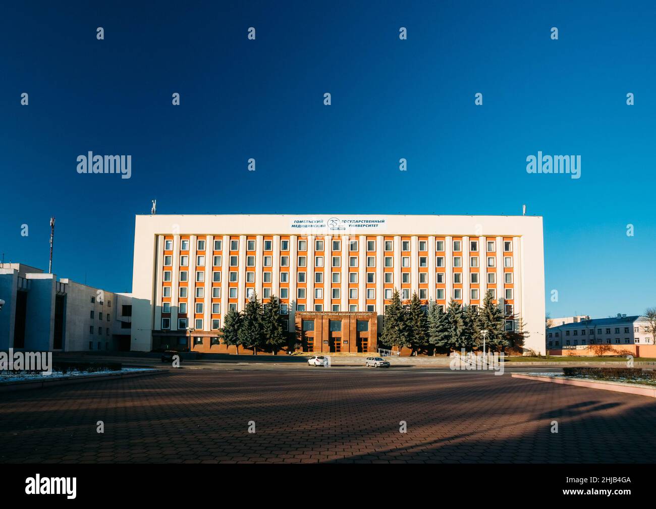 Gebäude der staatlichen Medizinischen Universität Gomel an sonnigen Tagen in Gomel, Weißrussland Stockfoto