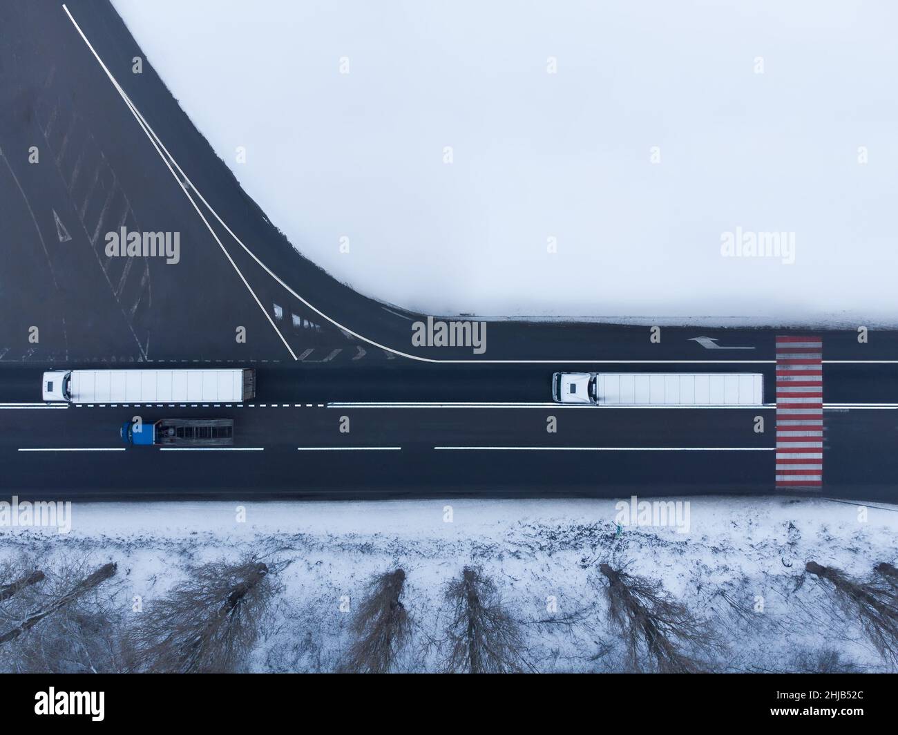 Zwei Lastwagen auf der Straße Blick aus der Luft im Winter Stockfoto