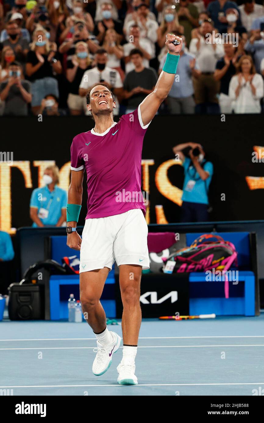 Melbourne, Australien. 28th. Januar 2022. Der spanische Tennisspieler Rafael Nadal feiert während des Australian Open Turniers im Melbourne Park am Freitag, den 28. Januar 2022. © Jürgen Hasenkopf / Alamy Live News Stockfoto