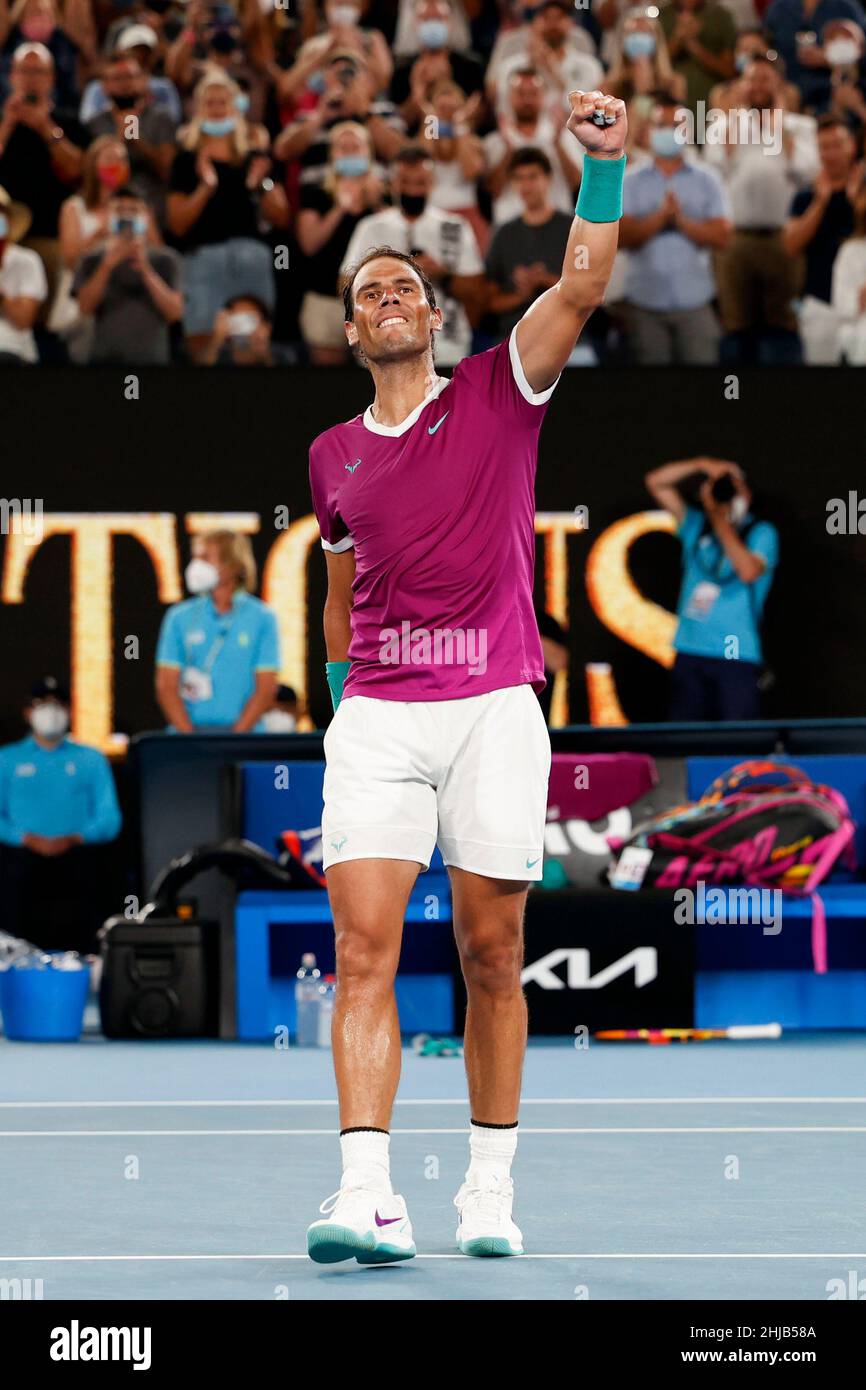 Melbourne, Australien. 28th. Januar 2022. Der spanische Tennisspieler Rafael Nadal feiert während des Australian Open Turniers im Melbourne Park am Freitag, den 28. Januar 2022. © Jürgen Hasenkopf / Alamy Live News Stockfoto