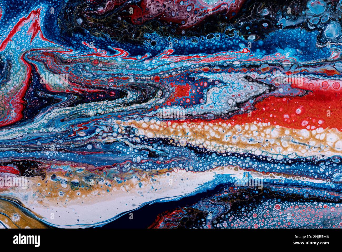 Flüssiger Hintergrund, flüssige Kunst mit Flecken, Mischung von weißen, blauen, roten, goldenen Farben, Drips, abstrakte Acrylabbildung. Maldesign für Einladungen, Stockfoto