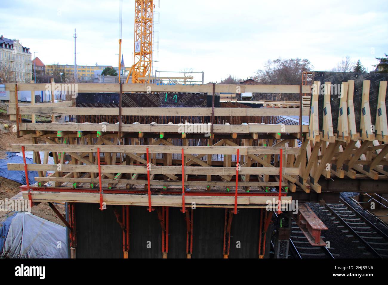 Brückenbaustelle über eine Eisenbahnbrücke in der Stadt Görlitz Stockfoto