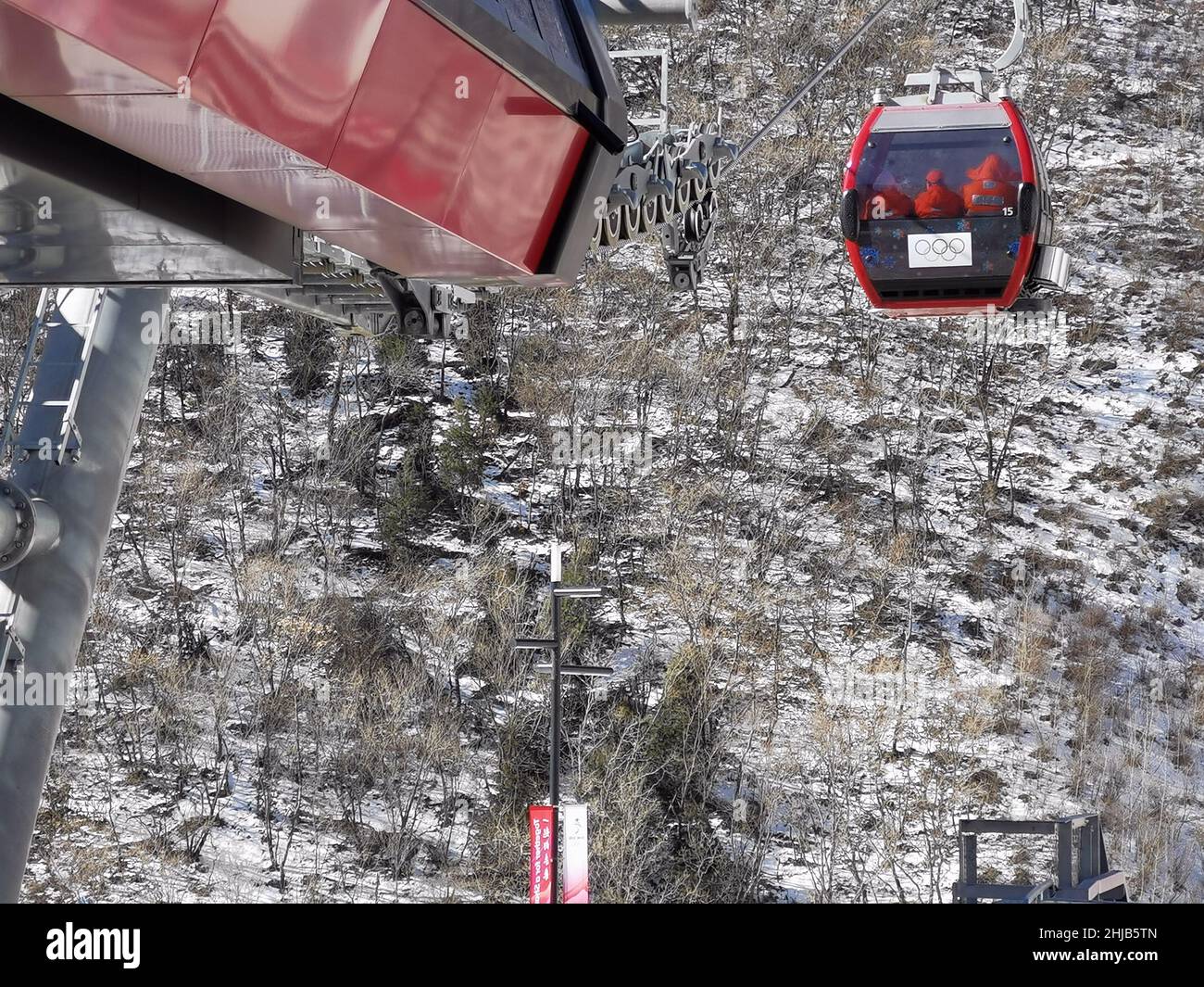 Peking, China. 28th Januar 2022. Das Foto, das mit einem Mobiltelefon aufgenommen wurde, zeigt Menschen auf einer Seilbahn in der Wettbewerbszone von Yanqing für die Olympischen Winterspiele 2022 in Peking im Bezirk Yanqing in Peking, der Hauptstadt Chinas, am 28. Januar 2022. Eine Woche vor der Eröffnung der Olympischen Winterspiele 2022 wird Peking die erste Stadt sein, in der sowohl Sommer- als auch Winterausgaben der Olympischen Spiele stattfinden werden. Quelle: Zhang Chenlin/Xinhua/Alamy Live News Stockfoto