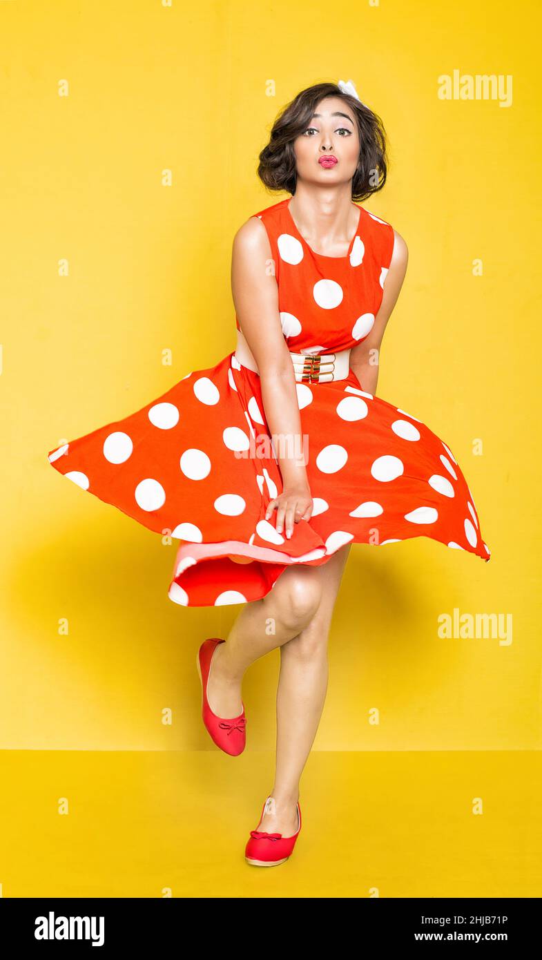 Junges Mädchen im roten Polka Dot Kleid Stockfoto