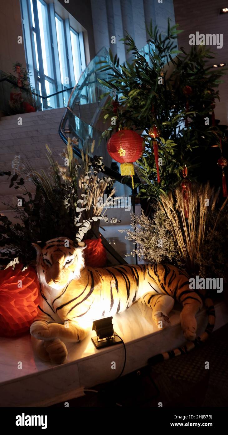 Chinesisches Neujahr Lunar New Year 2022 Jahr des Tigers das Bangkok Marriott Hotel Sukhumvit Lobby Dekorationen Stockfoto