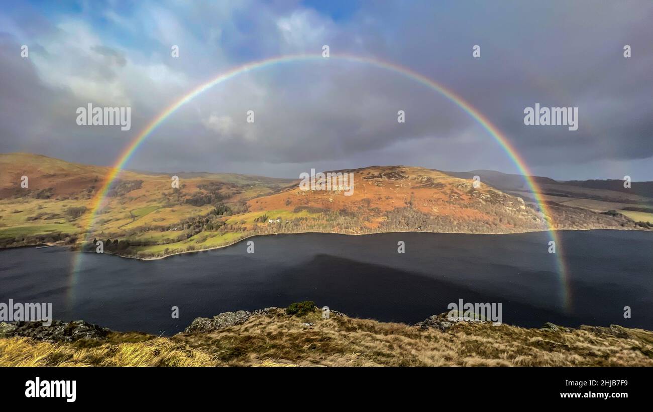 Fell-Wanderer Neil Draper schaffte es, diesen spektakulären vollen Regenbogen einzufangen, als er über Lower Birk Fell ging, das Ullswater im Lake District, Cumbria, Großbritannien, überblickt.Neil nahm das Foto auf seinem iPhone 13 Pro auf. Foto aufgenommen am 27.01.21 Stockfoto