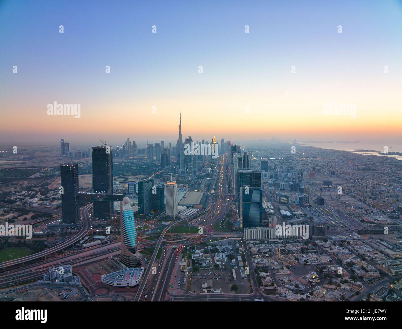 Luftaufnahme der Skyline von Dubai bei Sonnenaufgang Stockfoto