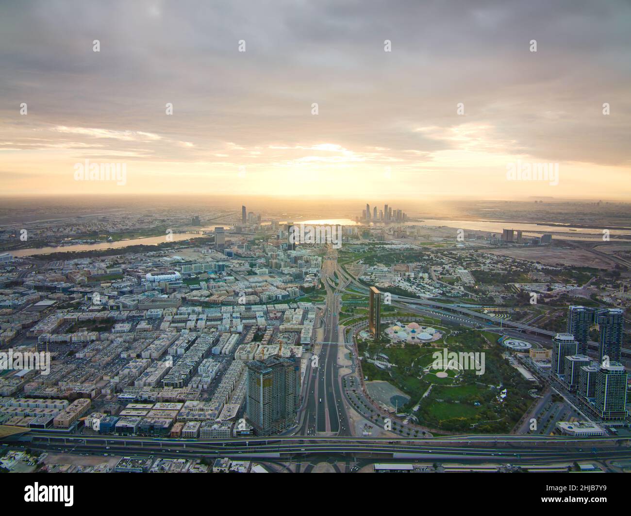 Luftaufnahme der Skyline von Dubai bei Sonnenaufgang Stockfoto