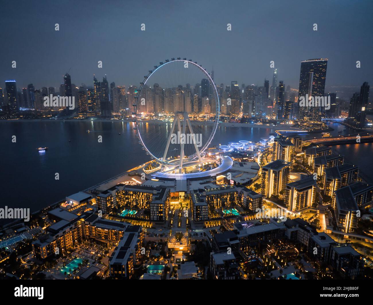 Ain Dubai, das größte Riesenrad der Welt auf der Bluewaters Island in Dubai Marina, beleuchtet am Nachthimmel; Luftaufnahme der besten reiseziele dubais Stockfoto