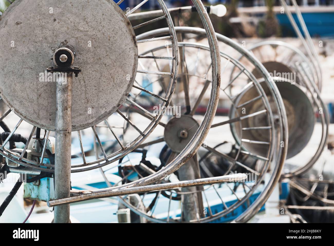 Netzwinden von kleinen Fischerbooten, industrielles Foto Hintergrund Stockfoto