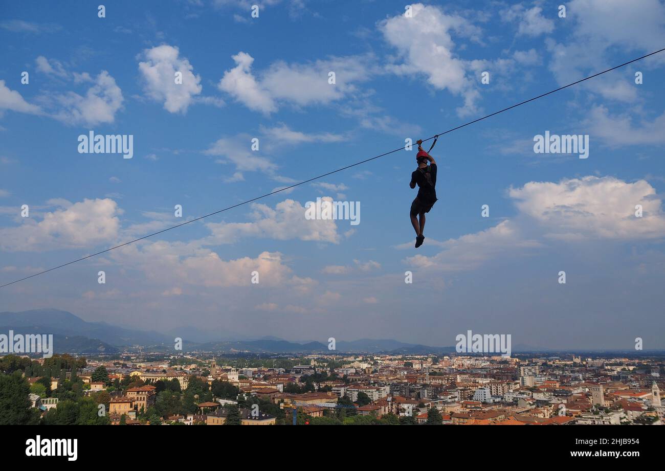 Fliegen am Seil über Bergamo, Lombardei, Italien Stockfoto