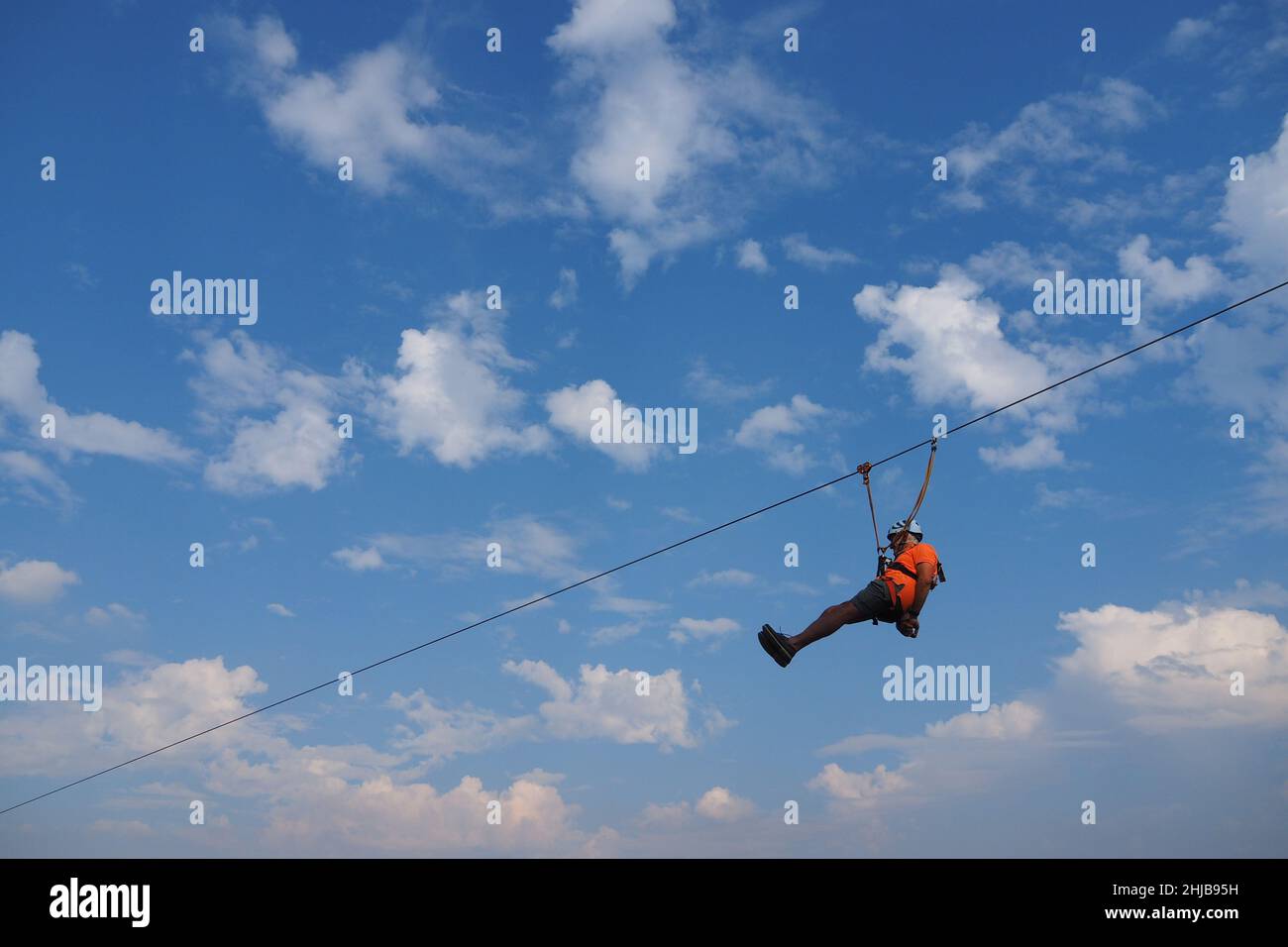 Fliegen am Seil über Bergamo, Lombardei, Italien Stockfoto