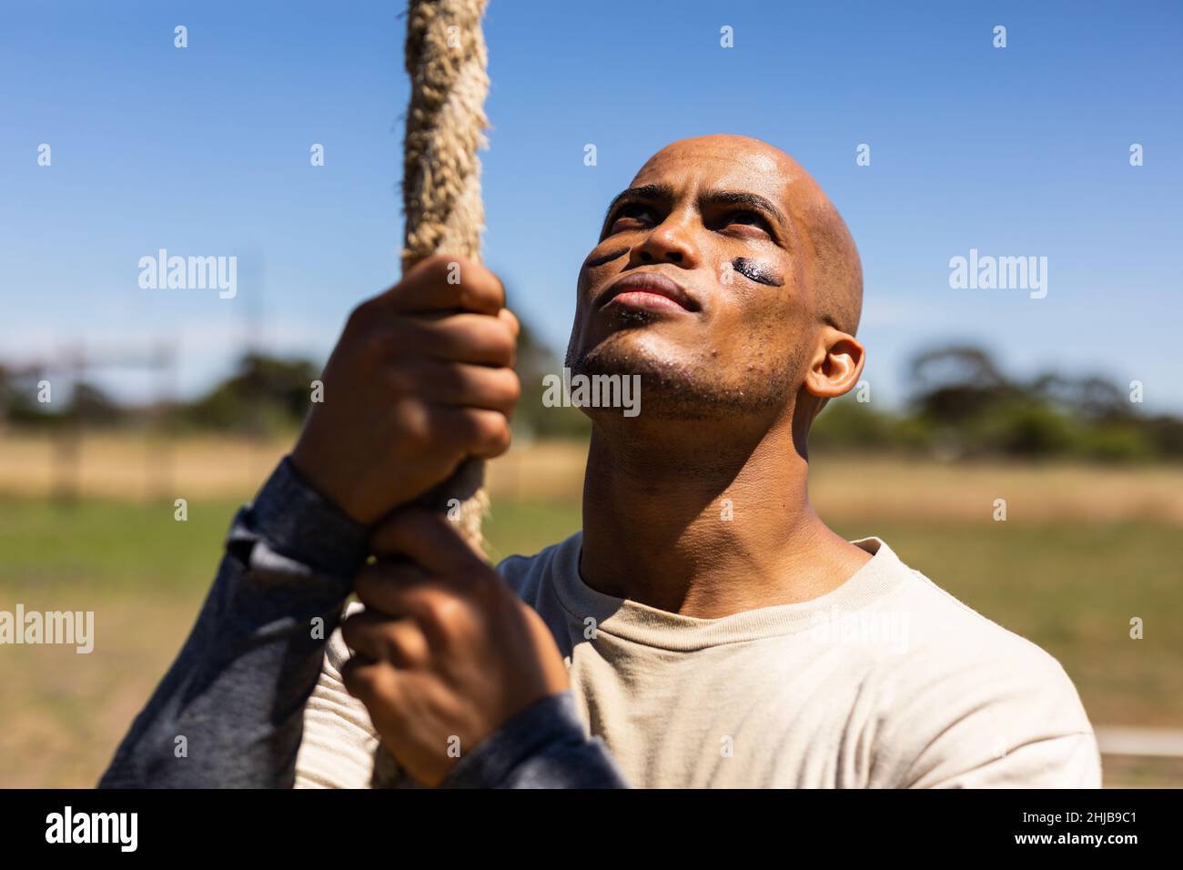 afroamerikanischer Soldat mit einem Seil im Boot-Camp Stockfoto