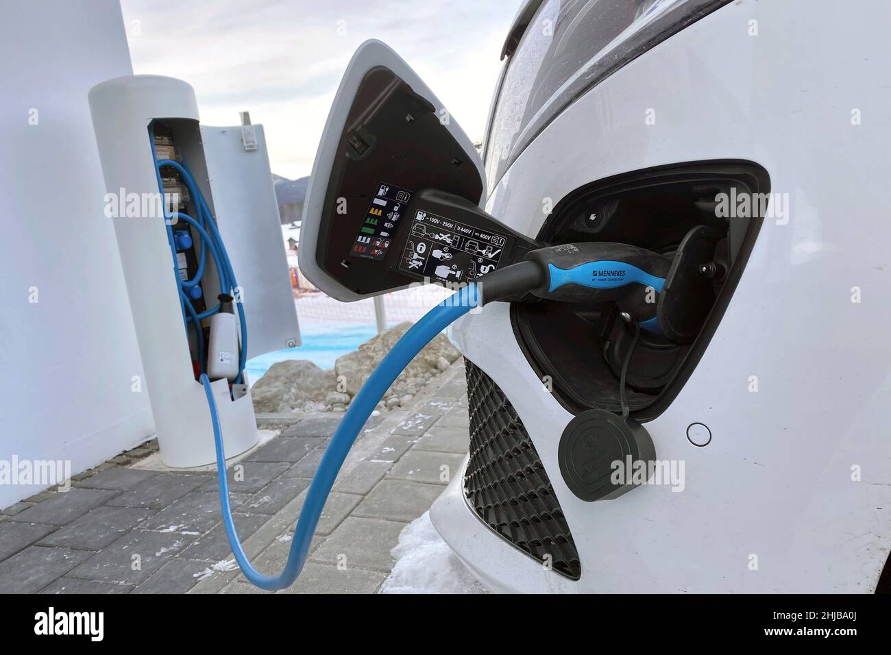 Garmisch Partenkirchen, Deutschland. 27th Januar 2022. Stecker während des Ladevorgangs an einem E-Auto, Elektroauto E-Auto wird geladen, Ladestecker, Ladekabel, Ladesäule, Ladebuchse, E-Mobilität, Elektrifizierung. Elektromobilität, Stecker. Autohersteller, Auto, Autos, Automobile, Hersteller, automobilindustrie, Elektrofahrzeug, Elektrofahrzeuge.Ladestation. â Credit: dpa/Alamy Live News Stockfoto