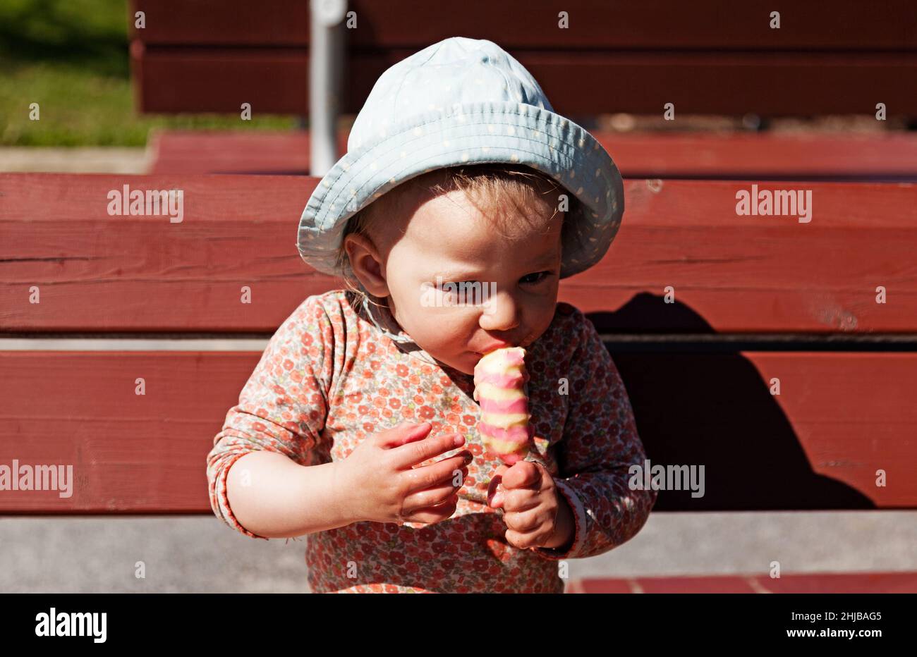 Umea, Norrland Schweden - 30. Mai 2021: Kleines Mädchen isst selbstklebendes Eis Stockfoto