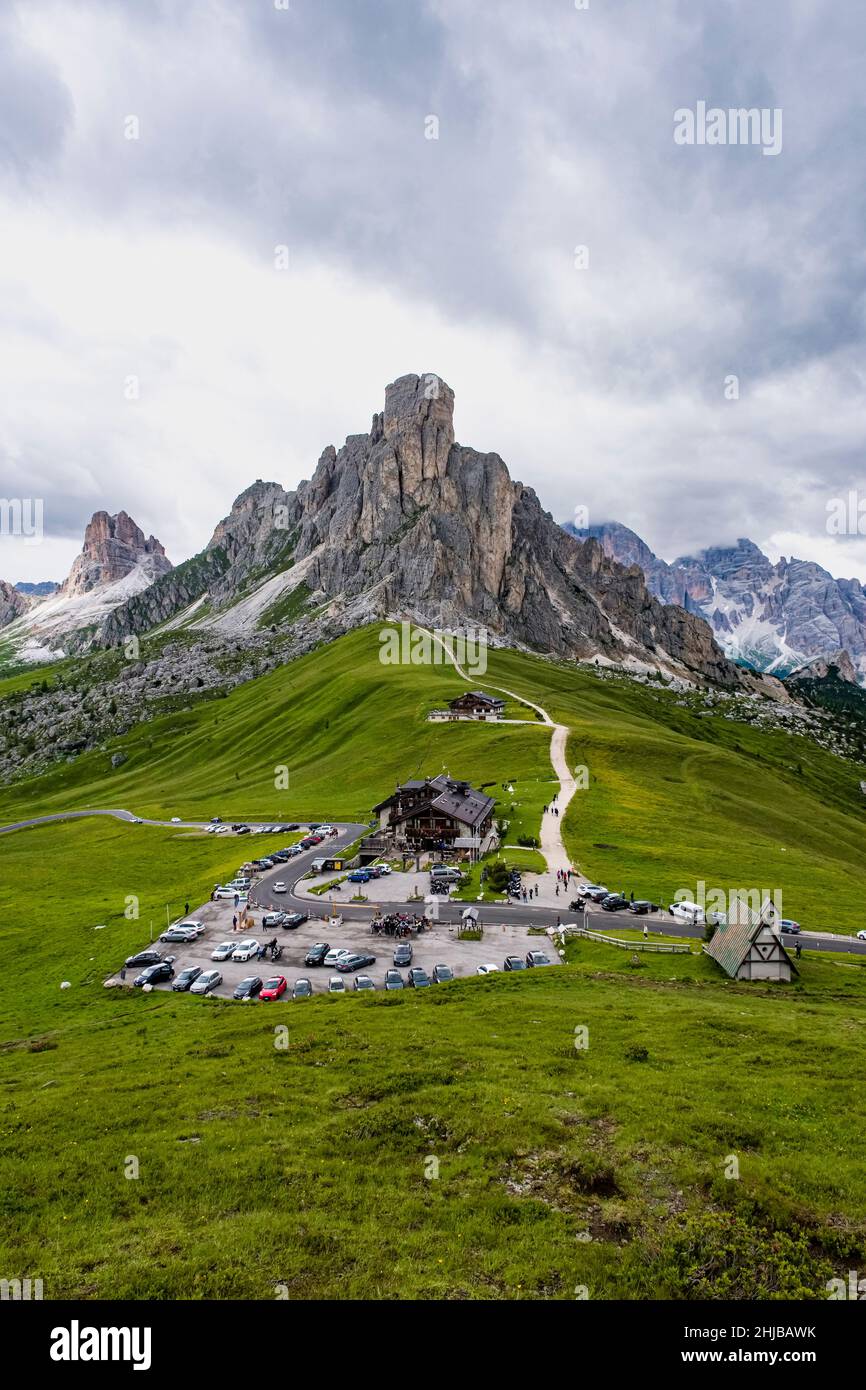 Top of Giau Pass, Passo di Giau with Hotel Passo Giau, Mt. Ra Gusela in the center, Mt. Averau (left) and Tofana group (right) in the distance. Stockfoto