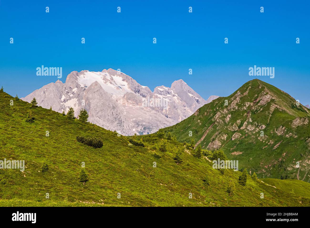 View from Punta di Zonia above Giau Pass, Passo di Giau, to the summits of Marmolada (left) and Monte Pore (right). Stockfoto
