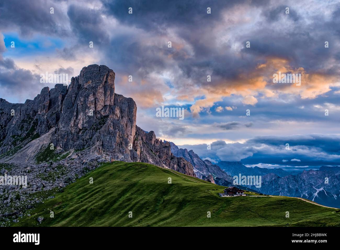 Mt. RA Gusela und eine Berghütte, von Punta di Zonia oberhalb des Giau-Passes, Passo di Giau, bei Sonnenaufgang gesehen. Stockfoto