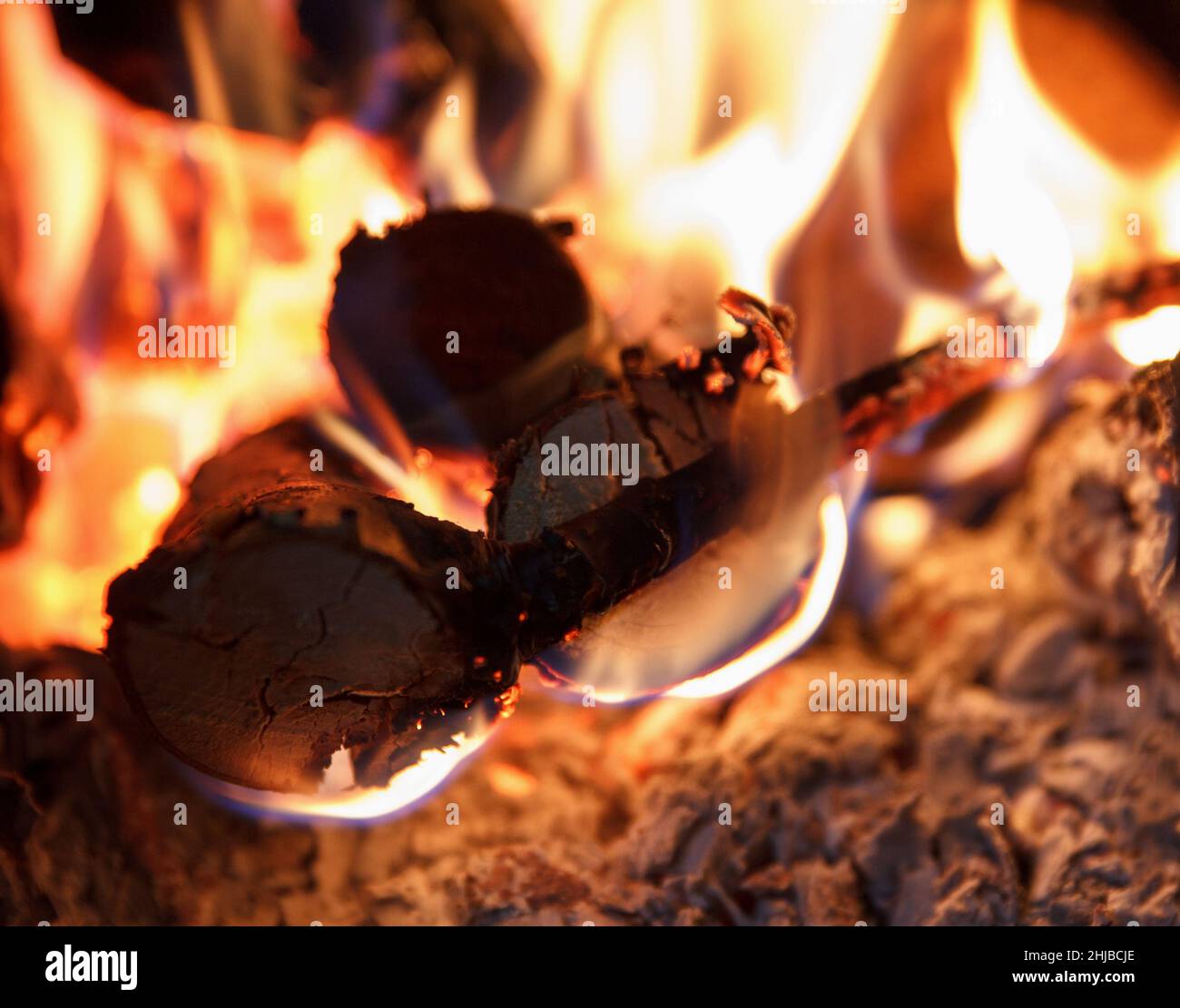 Helles Feuer der hohen Temperatur vom Brennholz brennt im Kamin, entspannen Stockfoto