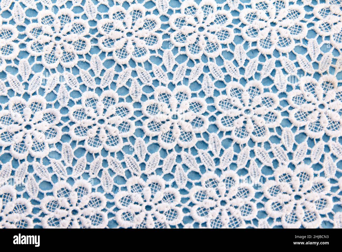 Doppeltes weiß-blaues Material mit symmetrischem Muster für die Schneiderei von Tischdecken und anderen Produkten Stockfoto
