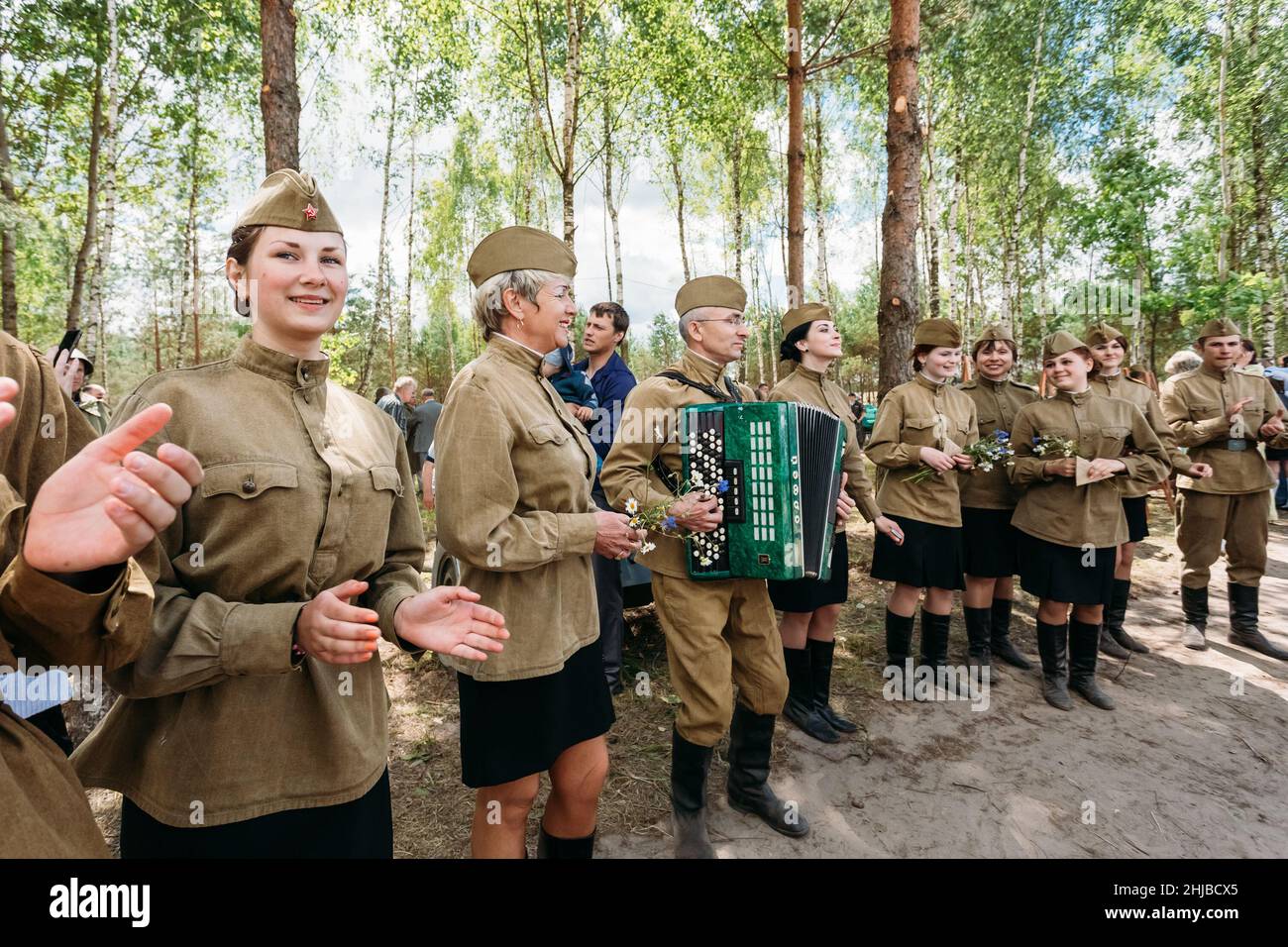 Künstler, die als sowjetisch-russische Soldaten gekleidet sind, tanzen während Veranstaltungen zum 70th. Jahrestag der sowjetischen weißrussischen Offensive „Bagration“. Stockfoto