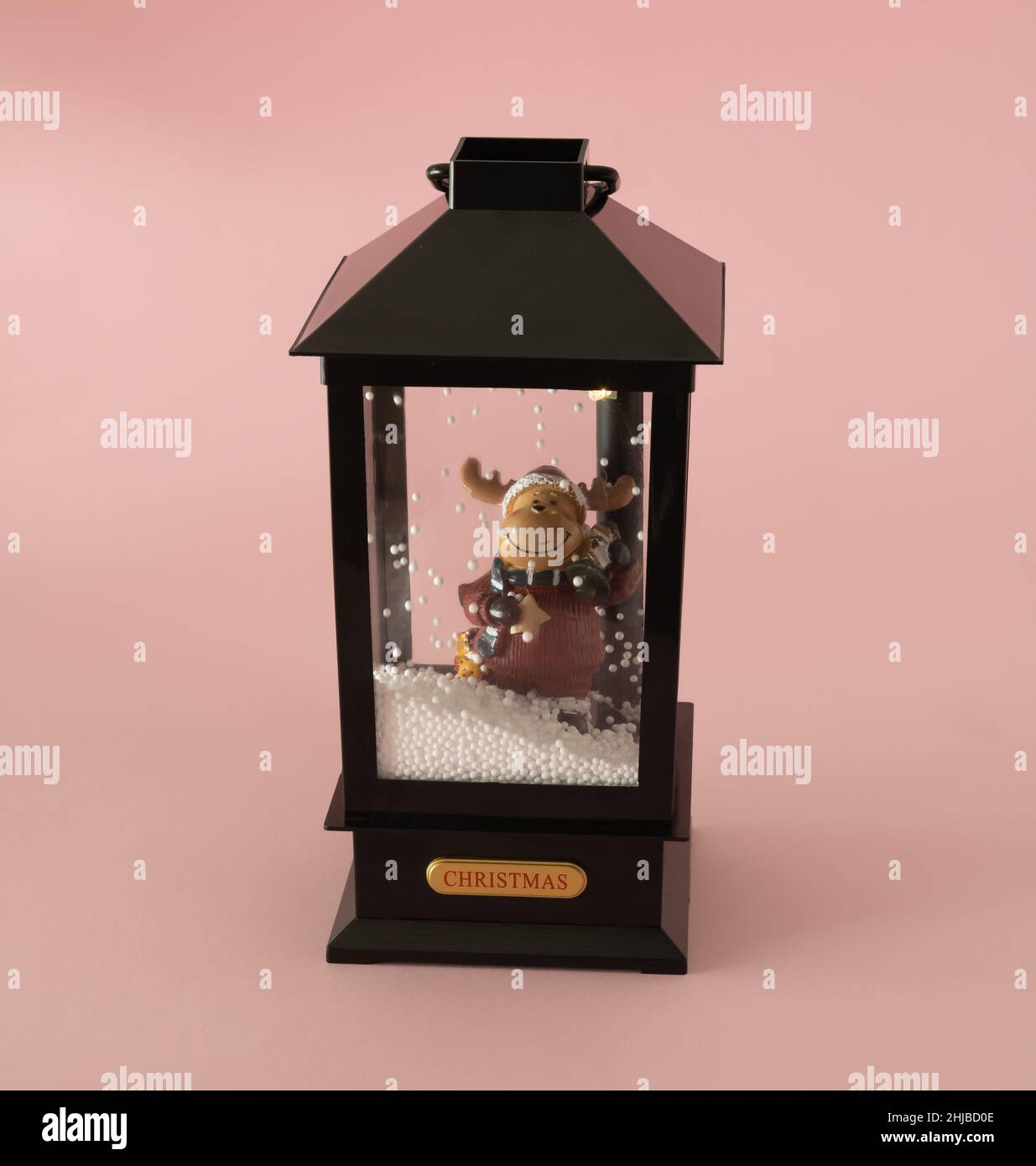 Weihnachtsdekoration von Rentieren mit Schnee auf einem rosa Hintergrund. Stockfoto