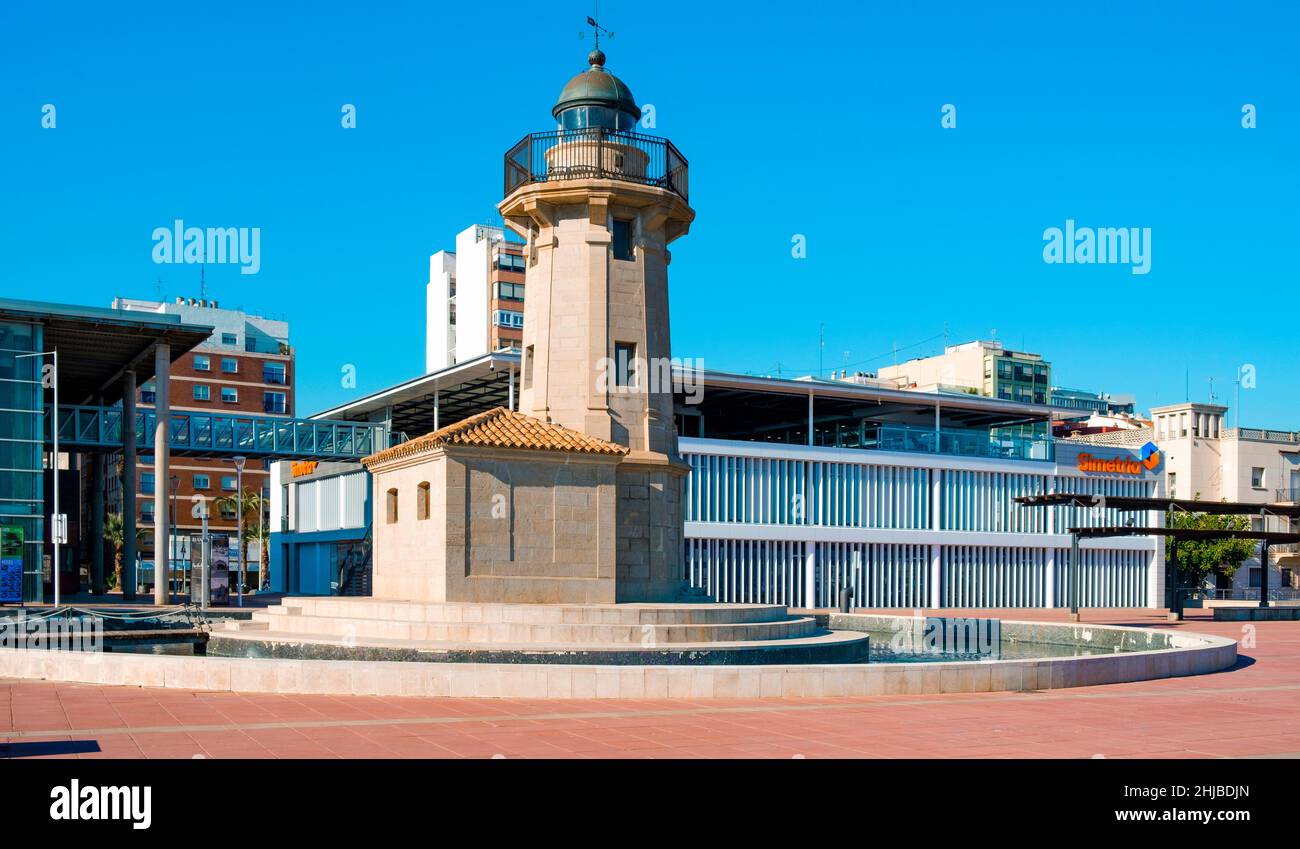 Castello, Spanien - 17. Januar 2022: Blick auf den alten Leuchtturm des Hafens von Castello de la Plana, Spanien, der sich in El Grau, dem maritimen Viertel, befindet Stockfoto