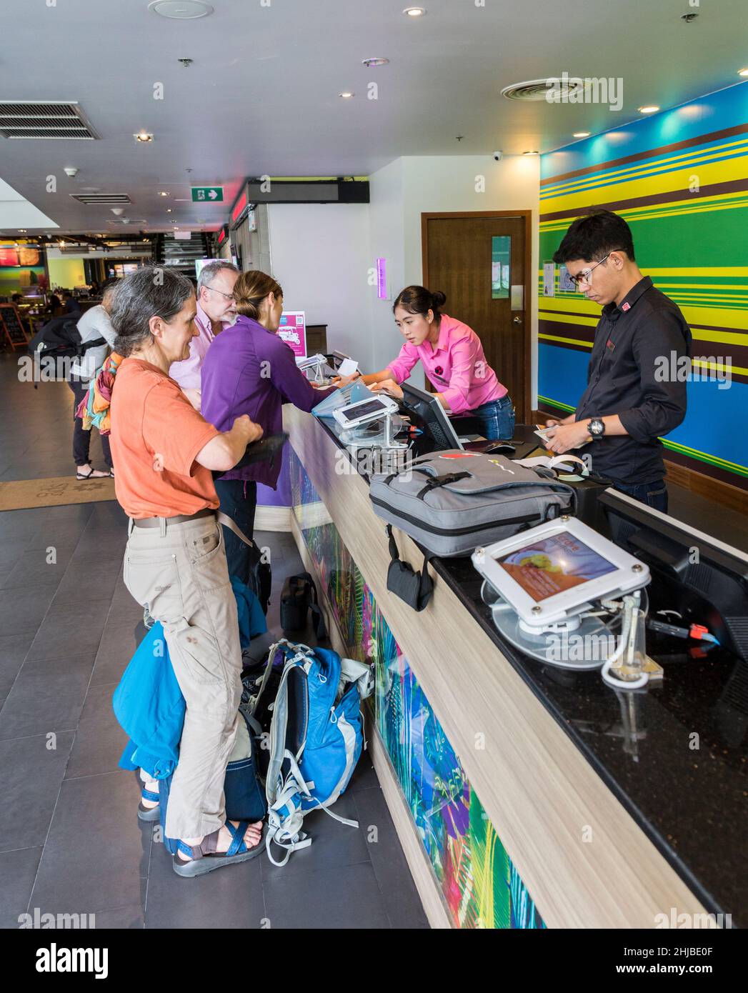 Touristen, die im Hotel einchecken, Bangkok, Thailand Stockfoto