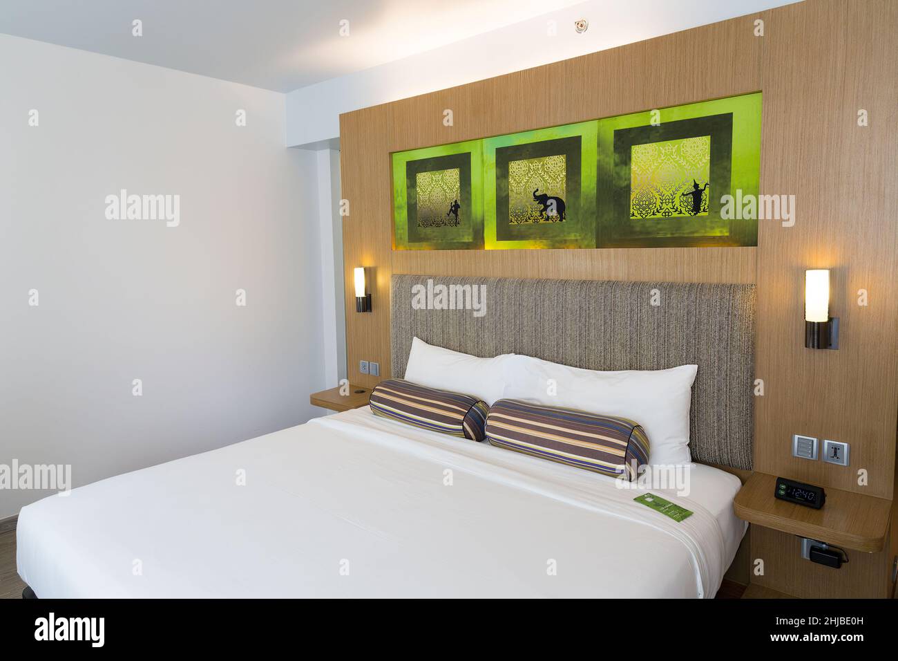 Hotelzimmer mit frisch zubereitetem Bett, Bangkok, Thailand Stockfoto