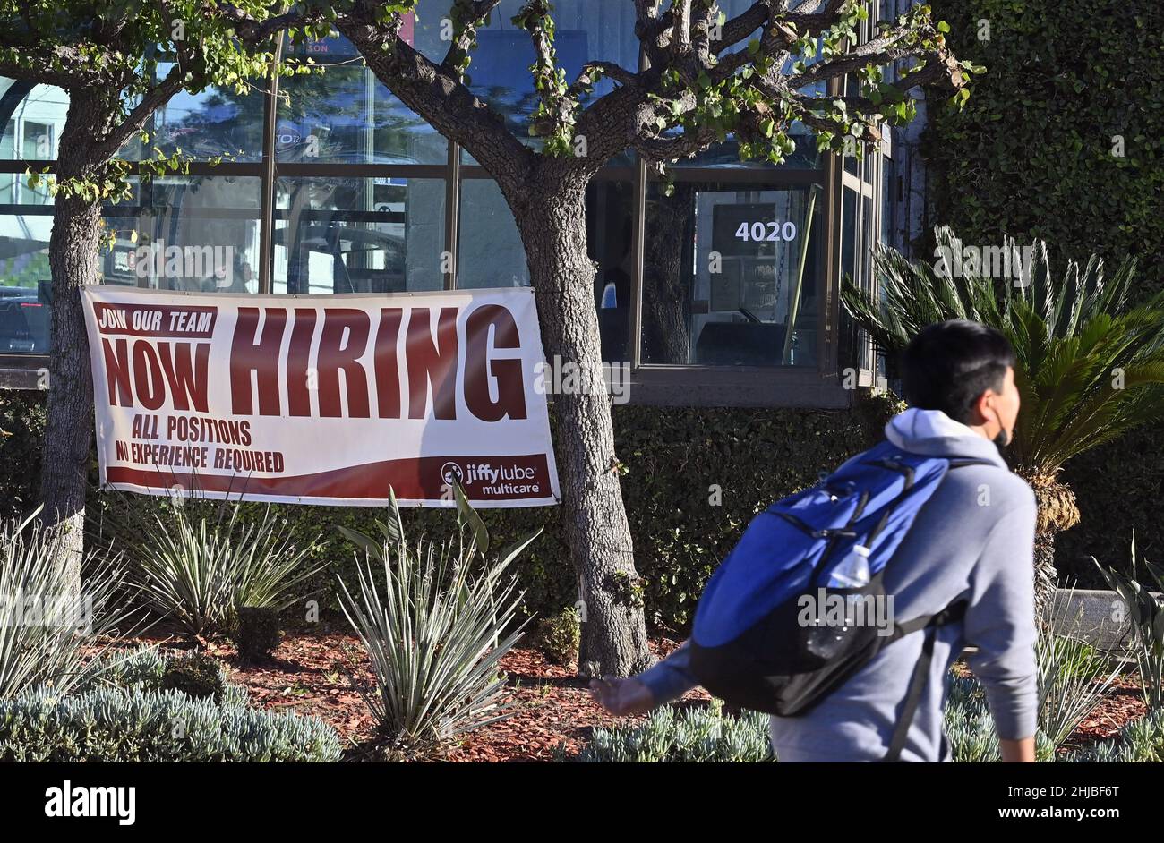 Los Angeles, Usa. 28th Januar 2022. Am Donnerstag, den 27. Januar 2021, ist vor dem Jiffy Lube in Los Angeles, Kalifornien, ein Zeichen für die Einstellung zu sehen. Im Jahr 2021 ging die große amerikanische Arbeitsmaschine nach der Verwüstung durch die Coronavirus-Pandemie Anfang 2020 in die Höhe, was die Arbeitslosenquote im April 2020 auf 14,8 % senkte. Die aktuelle Arbeitslosenquote liegt bei 3,9 %, wobei einige Fed-Mitglieder eine Leitzinssenkung von bis zu 3,2 % bis zum vierten Quartal des nächsten Jahres beobachten, was nach historischen Maßstäben eine geringe Zahl ist. Foto von Jim Ruymen/UPI Credit: UPI/Alamy Live News Stockfoto