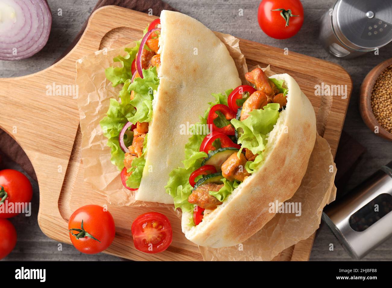 Konzept von schmackhaftem Essen mit Pita mit Huhn, Draufsicht Stockfoto