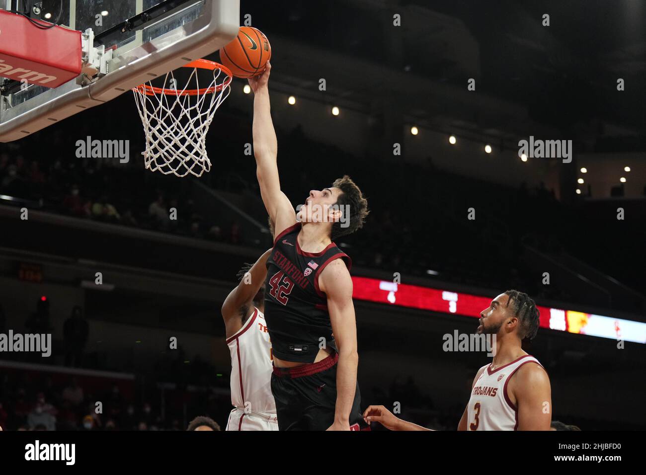 Stanford Cardinal Stürmer Maxime Raynaud (42) versucht, den Ball gegen die Südkalifornischen Trojaner in der ersten Halbzeit während eines Basketballspiels am Donnerstag, den 27. Januar 2022, in Los Angeles zu tanken. Stanford besiegte die USC 64-61. Stockfoto