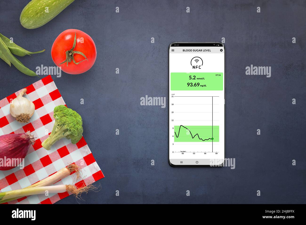 Mobiltelefon mit App zur Messung des Blutzuckerspiegels mithilfe von NFC-Sensoren. Gesundes Essen, Gemüse daneben. Draufsicht, flaches Lay, Komposition Stockfoto