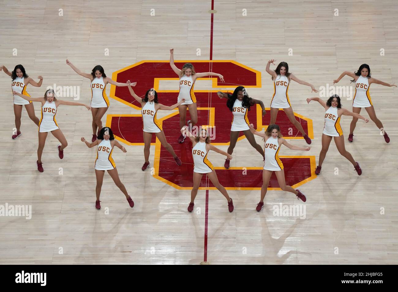 Die Trojaner tanzen auf dem SC-Logo im Galen Center während eines Basketballspiels gegen den Stanford Cardinal am Donnerstag, den 27. Januar 2022, in Los Angeles. Stockfoto