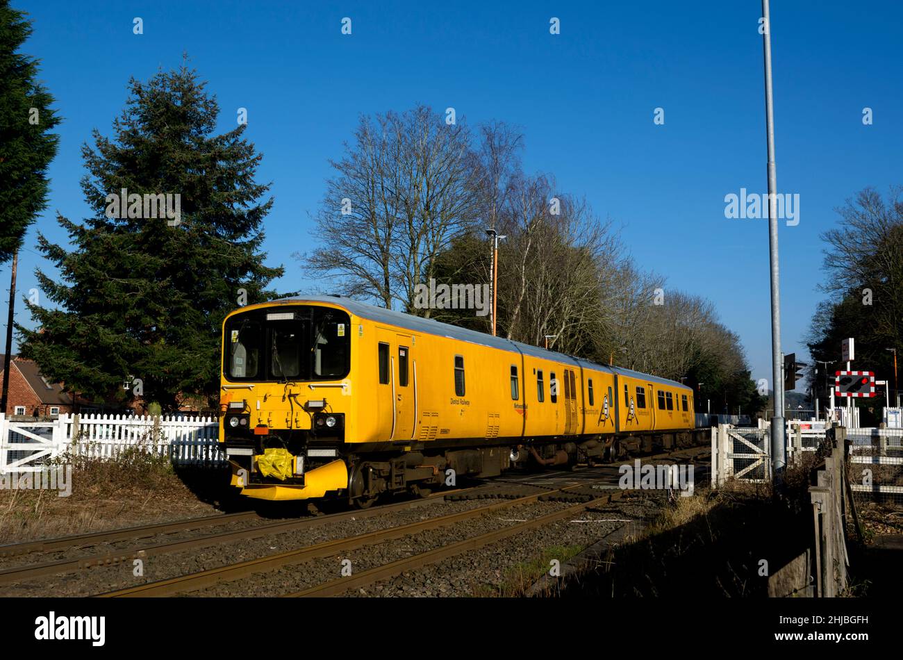 Ein Zug der Network Rail Track Recording Unit, der den Bahnhof Blakedown, Worcestershire, England, Großbritannien, durchquert Stockfoto