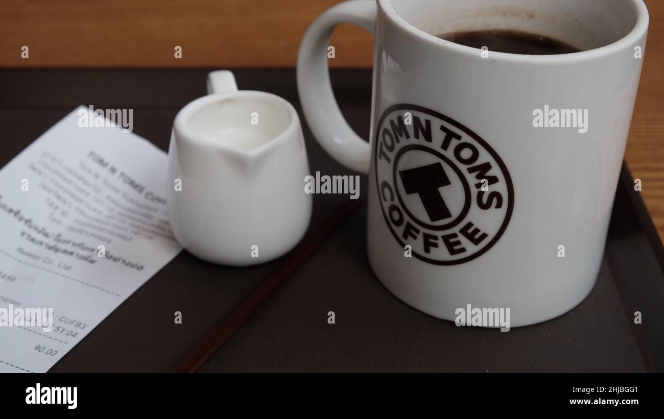 Tom n Toms Hot Coffee Cup aus Keramik im Sukhumvit Road Store Khlong Toei Nuea, Watthana Bangkok Thailand Stockfoto