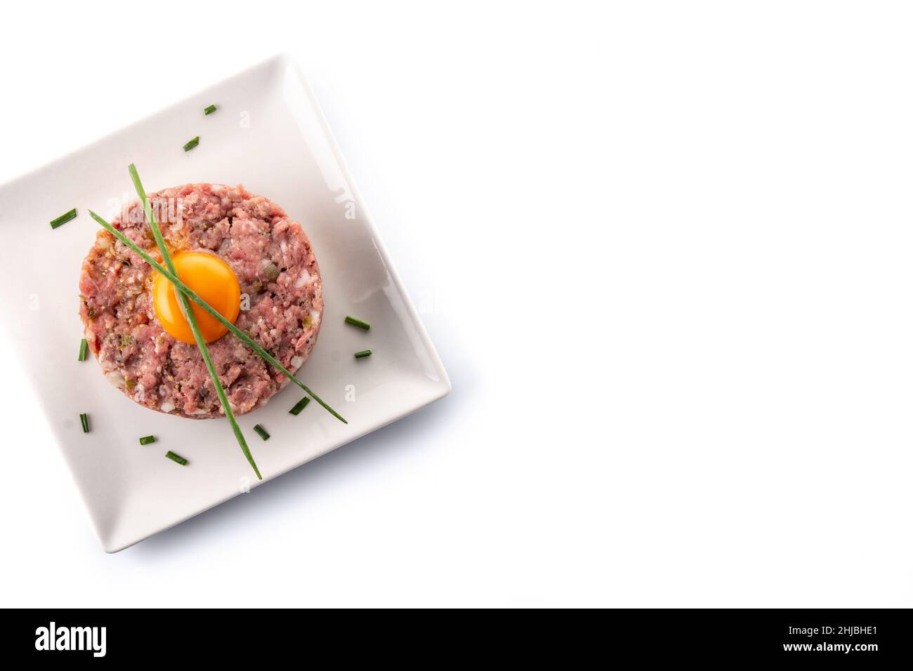 Rindersteak-Tartare auf weißem Hintergrund isoliert Stockfoto