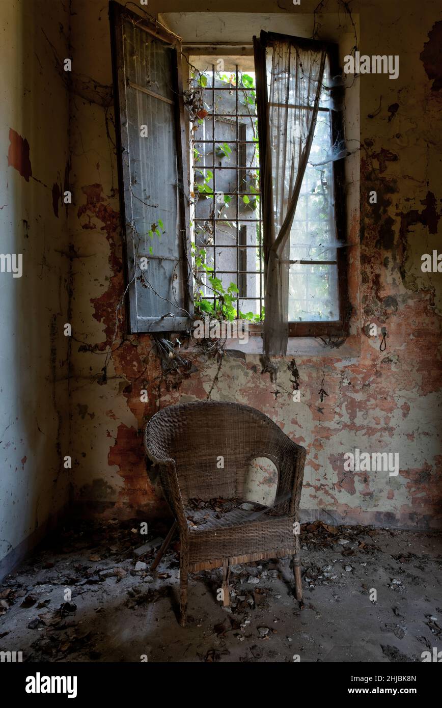 September 2021, Italien. Alte Villa lange verlassen irgendwo im Norden Italiens. Urbex Stockfoto