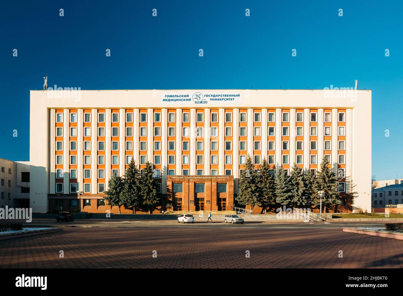 Gebäude der staatlichen Medizinischen Universität Gomel an sonnigen Tagen in Gomel, Weißrussland Stockfoto